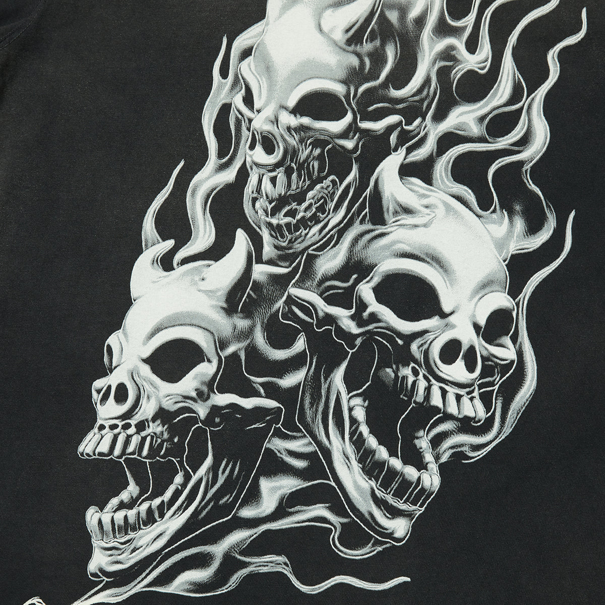 THREE RIDING SKULL DIRT T-SHIRT